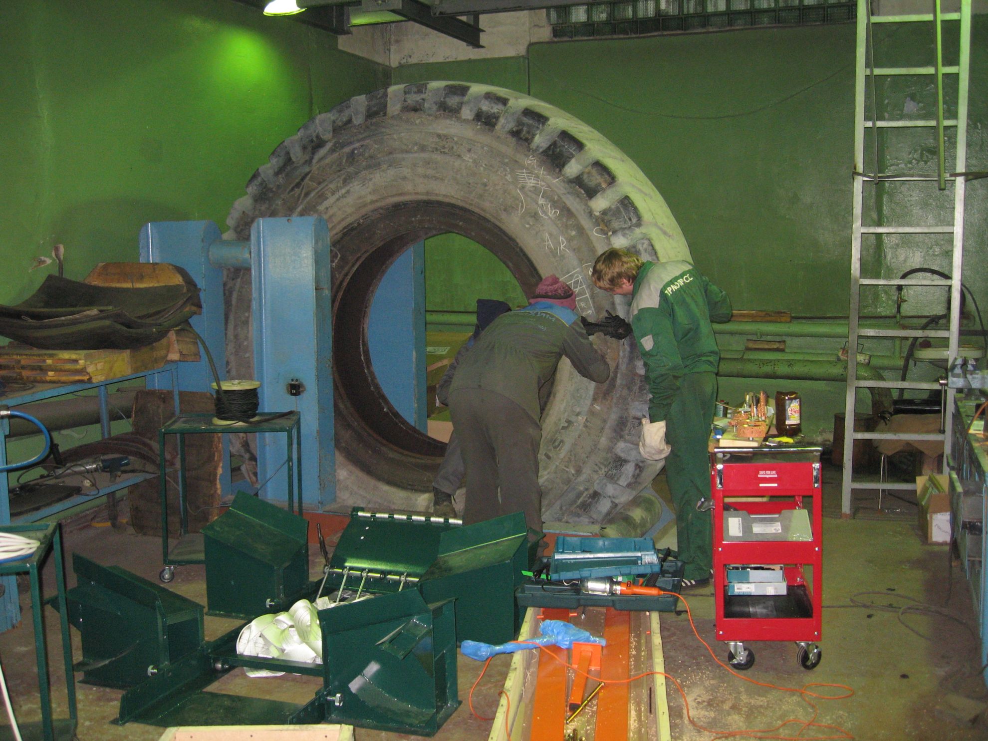 Работа на вулканизаторе Модель 57 для ремонта КГШ  33 - 57 дюймов методом горячей вулканизации