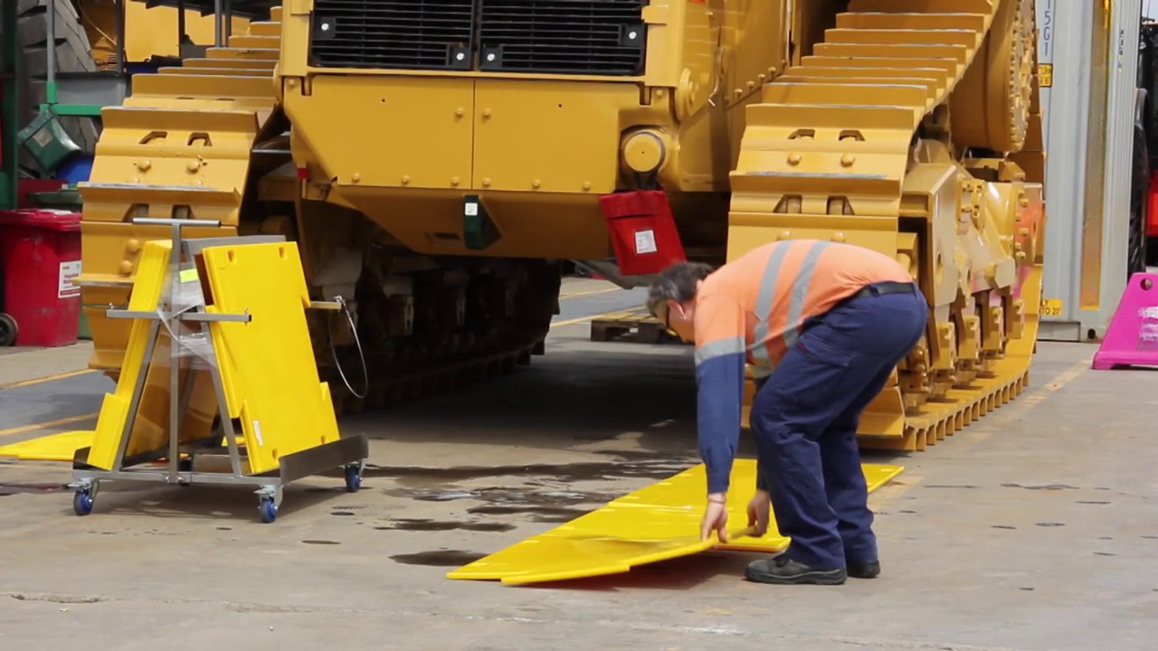 Установка модульных пластин МХ-40 для защиты бетонного пола от повреждений гусеничной техникой