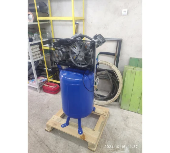 Вертикальный компрессор для шиноремонтных мастерских, поршневой ременный. 220 В; 2,2 кВт; 420 л/мин.; 10 бар; ресивер 100 л.; 97 кг. (Беларусь)