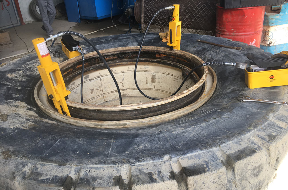 Система демонтажа КГШ на карьерных самосвалах гидравлическими бортоотжимателями