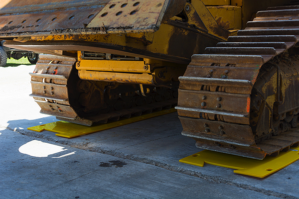 Использование базового комплекта защитных пластин МХ-40 для защиты бетонных оснований и полов от повреждений гусеничной техникой массой до 150 тонн