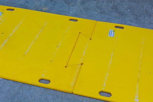 Крепление ласточкин хвост модульных пластин МХ-40 для защиты бетонного основания от повреждений гусеничной техникой