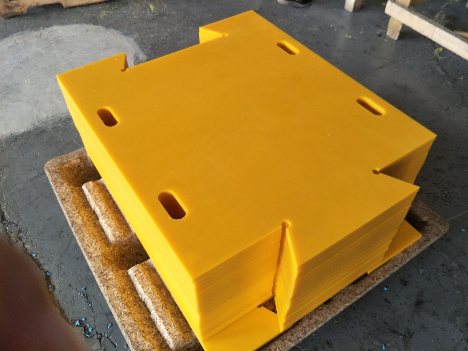 Хранение базового комплекта защитных пластин МХ-20 для защиты бетонных оснований и полов от повреждений гусеничными бульдозерами массой до 60 тонн