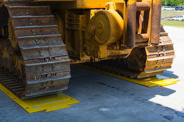 Использование модульных защитных пластин МХ-40 для защиты бетонного пола от повреждений гусеничной техникой