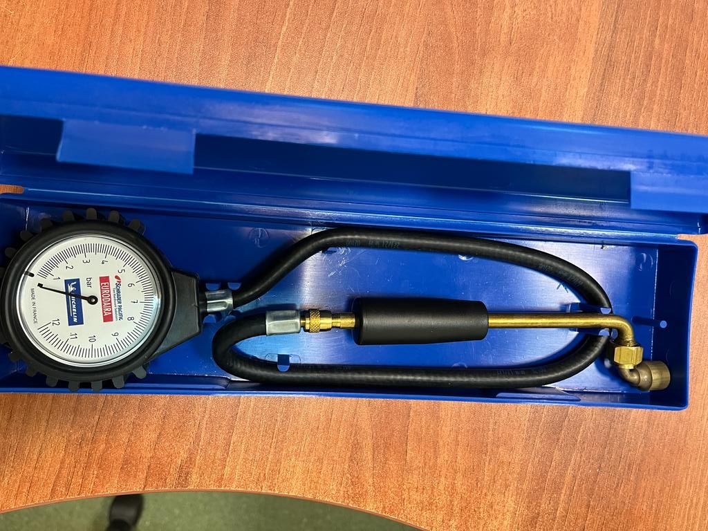 Контрольный аналоговый манометр для КГШ (ARI) на рукоятке; 0,7-12 Бар; шланг 0,5 м