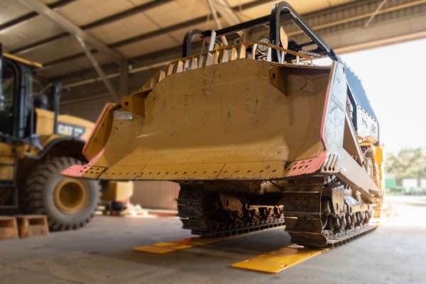 Применение модульных защитных пластин МХ-40 для защиты бетонного пола от повреждений гусеничными бульдозерами