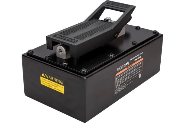 Пневмогидронасос с педалью; 3,3 л.; 700 бар