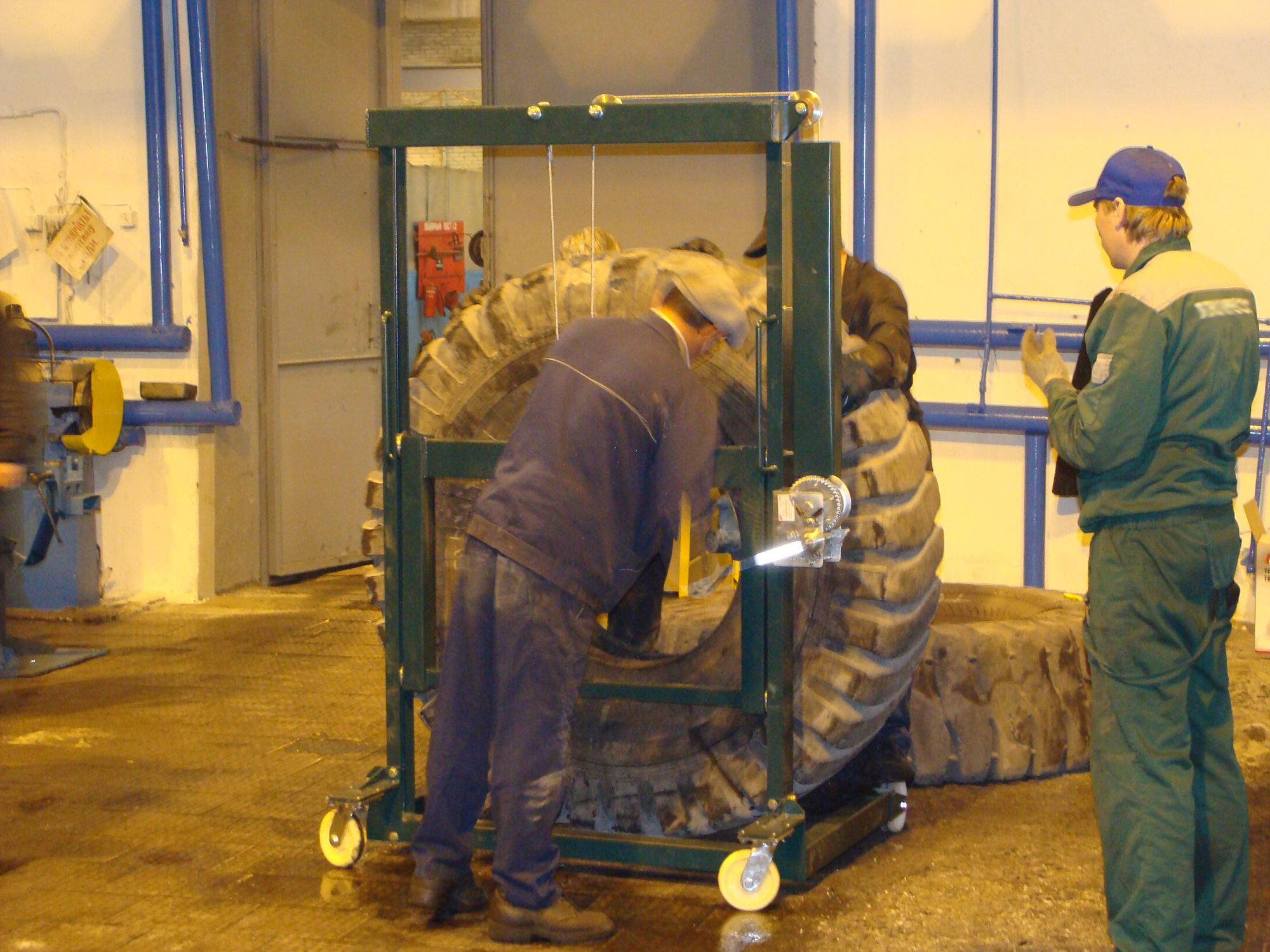 Стойка-шинодержатель г/п 2000 кг; 25"-49". Ручной привод