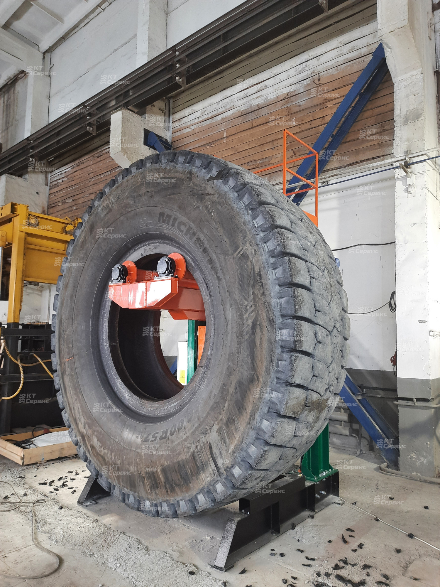 Общий вид стойки-шинодержателя г/п 7500 кг для ремонта КГШ 49”-63”