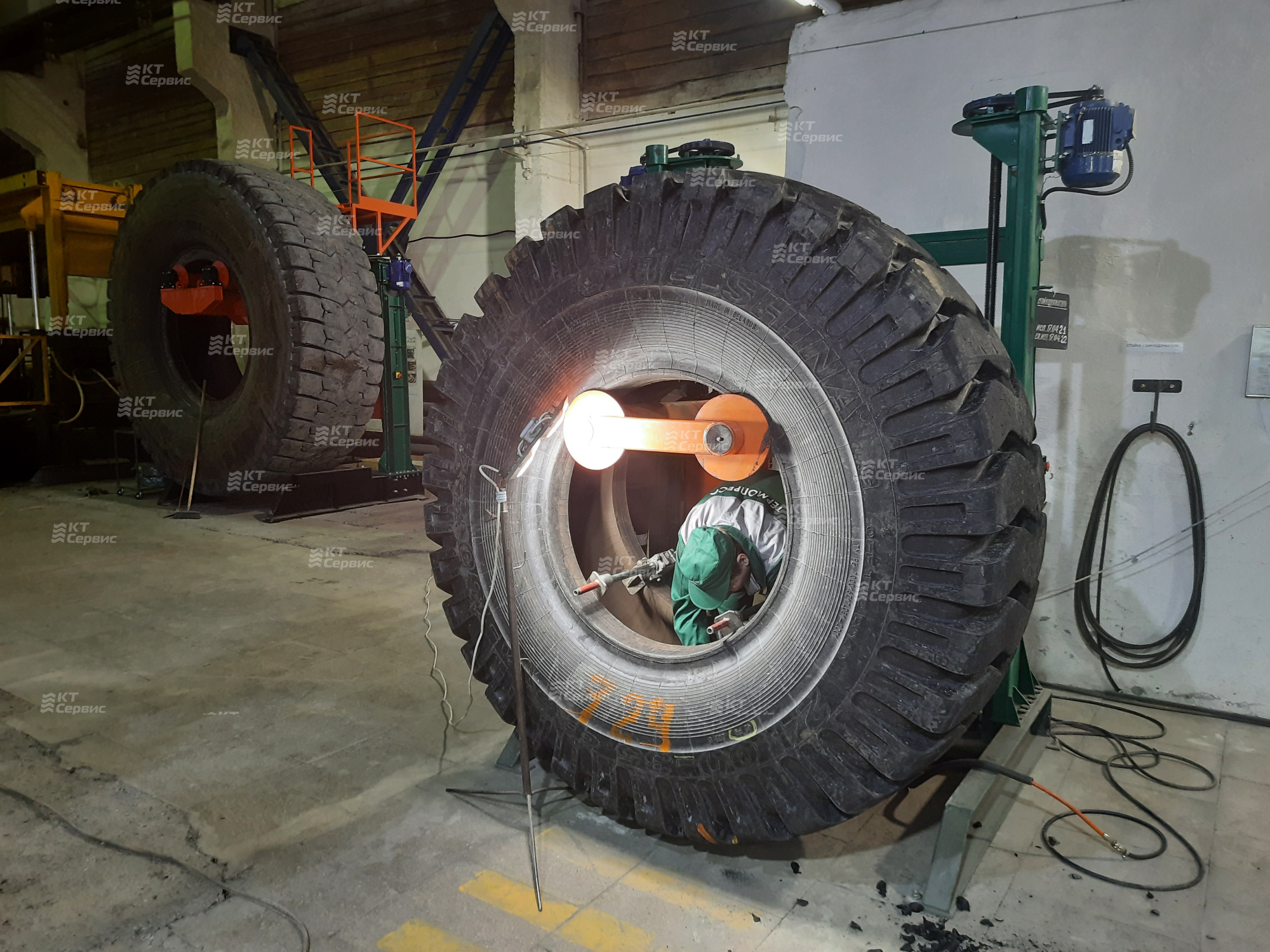 Стойка-подъемник шиноремонтная г/п 4500 кг при ремонте КГШ 33”-57”