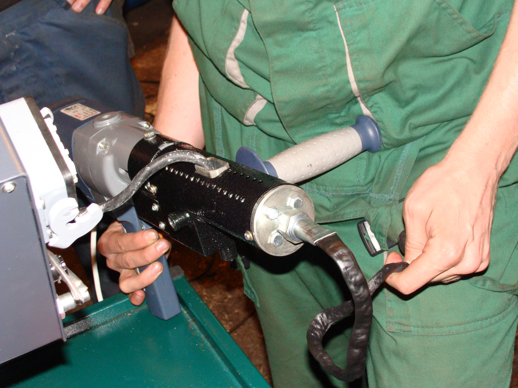 Экструдер ручной электрический с регулировкой температуры; производительность 18 кг/час; 220В; 1,3 кВт; 80-120 гр.С; 5,6 кг